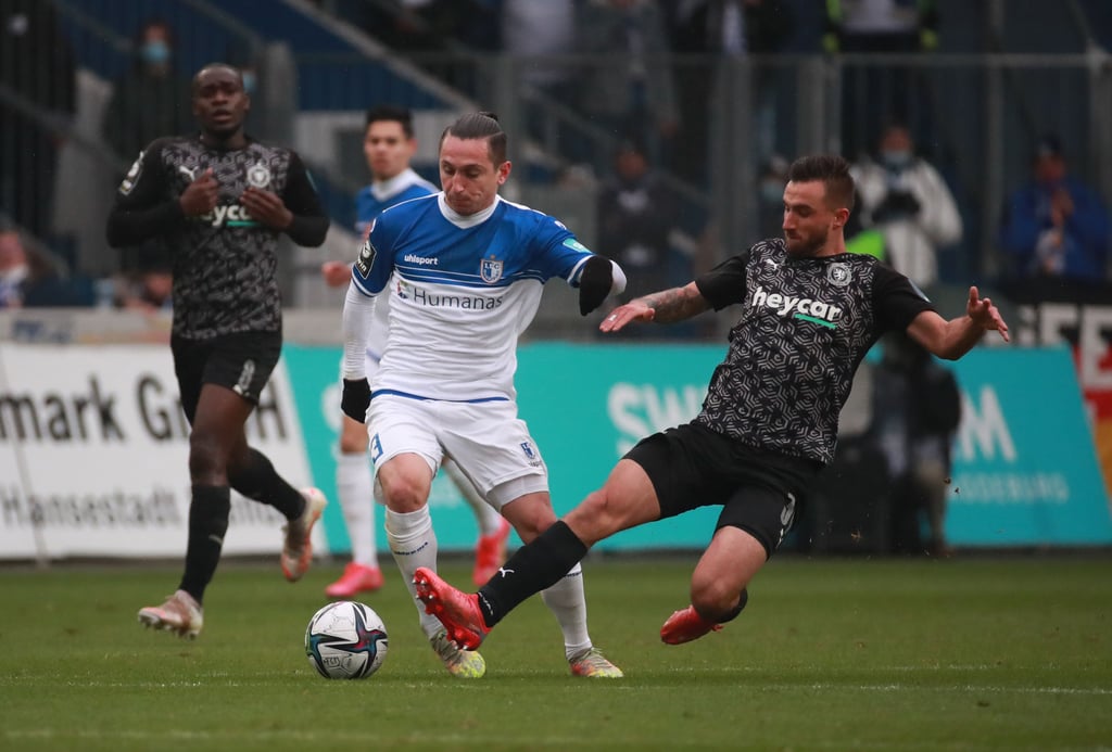 Mit einer Vorlage und einem Treffer war Baris Atik (l.) herausragender Spieler beim 2:0-Erfolg des 1. FC Magdeburg über Eintracht Braunschweig.
