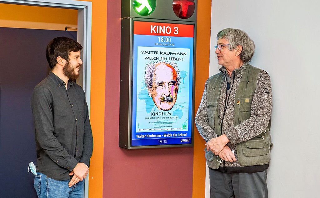 Vor der Filmvorführung: Der Naumburger Theaterleiter Felix Seifert (l.) im Gespräch mit dem Berliner Filmemacher Dirk Szuszies.
