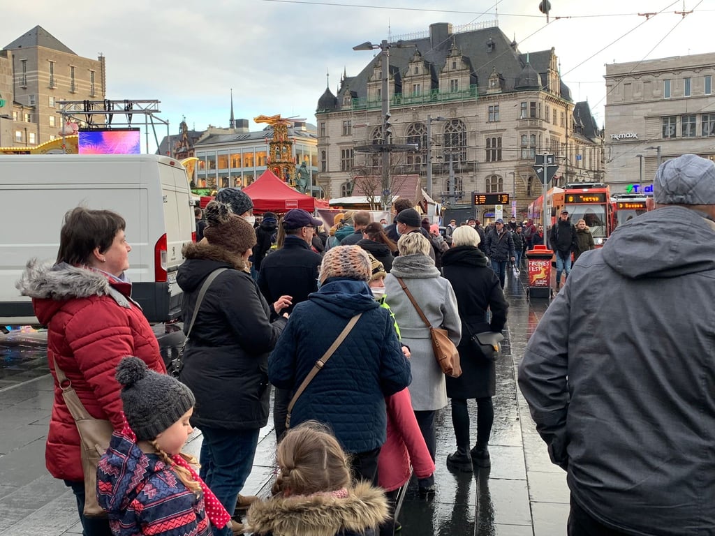 Am Nachmittag ist bereits großer Andrang an den Einlässen des Wintermarkts.