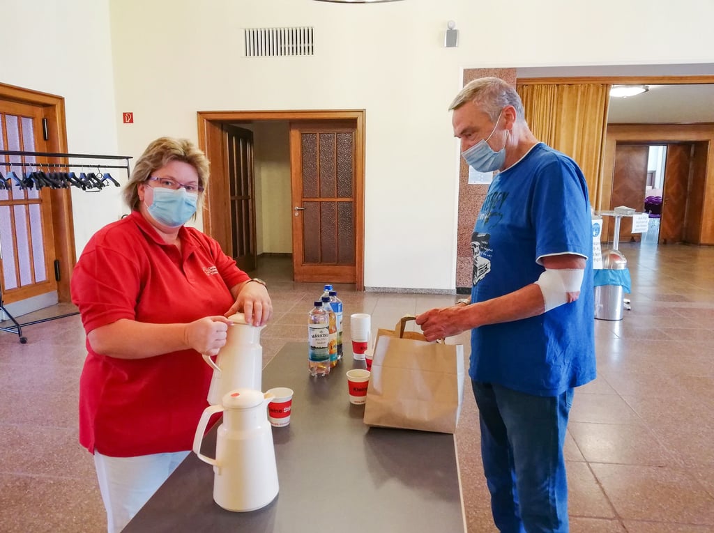 Viermal im Jahr findet im Hyzet- Klubhaus ein Termin zur Blutspende statt. Brit Meinhardt von der DRK-Sozialstation übergibt Spender Klaus Stehfest nach der Spende einen Lunchbeutel.