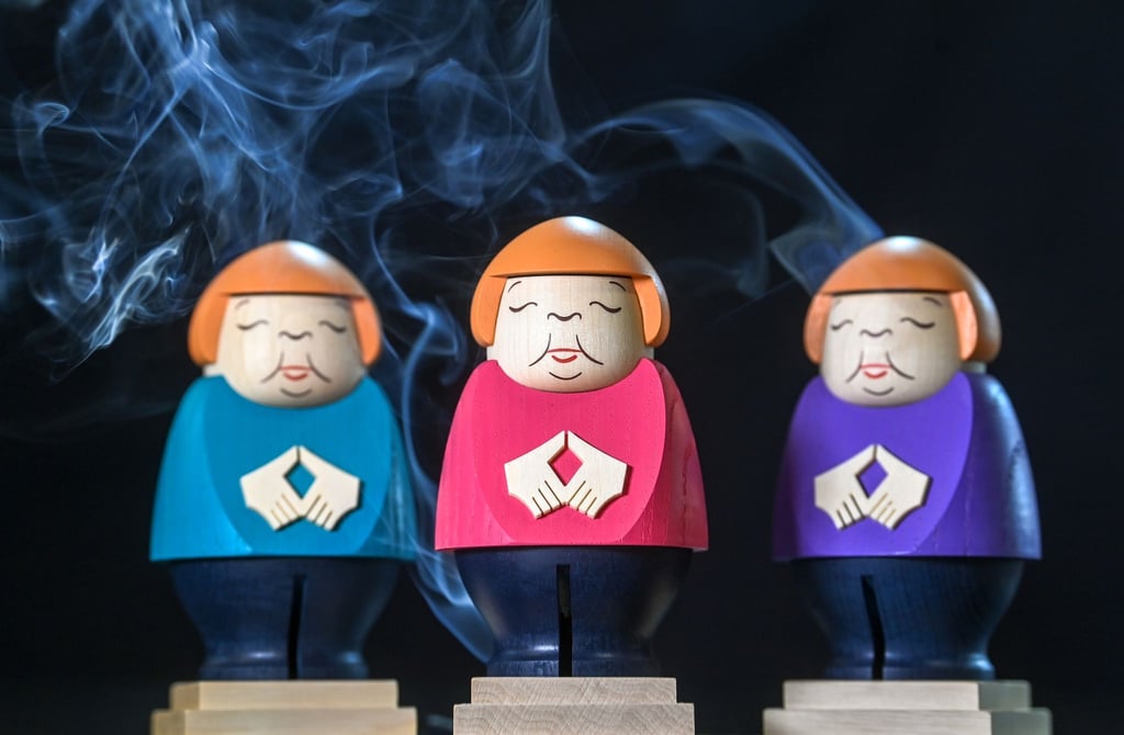 Merkel Räucherfiguren rauchen in der Schauwerkstatt der Seiffner Volkskunst.