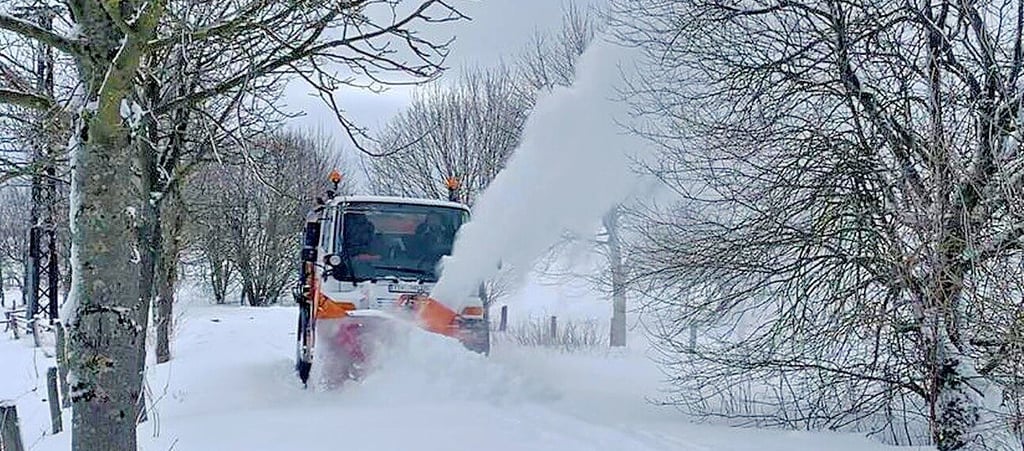 Nach den großen Schneefällen im Februar kam im Oberharz in unbebauten Gebieten diese Schneefräse zum Einsatz - wie hier auf der Hagenstraße von Hasselfelde Richtung Trautenstein.