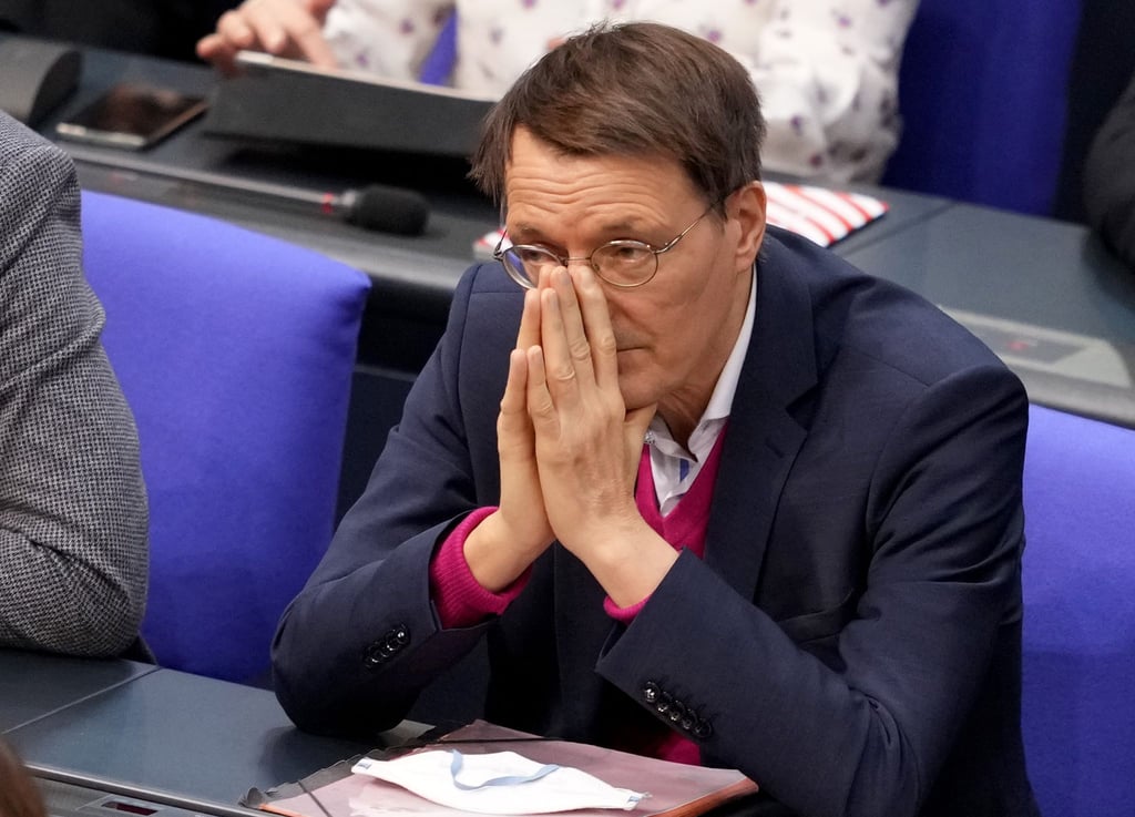 Karl Lauterbach (SPD), Gesundheitsexperte, nimmt an der Sitzung des Bundestags teil. (Archivbild)