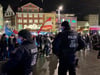 Begleitet von Einsatzkräften der Polizei zogen die Demonstranten am Abend durch die Innenstadt