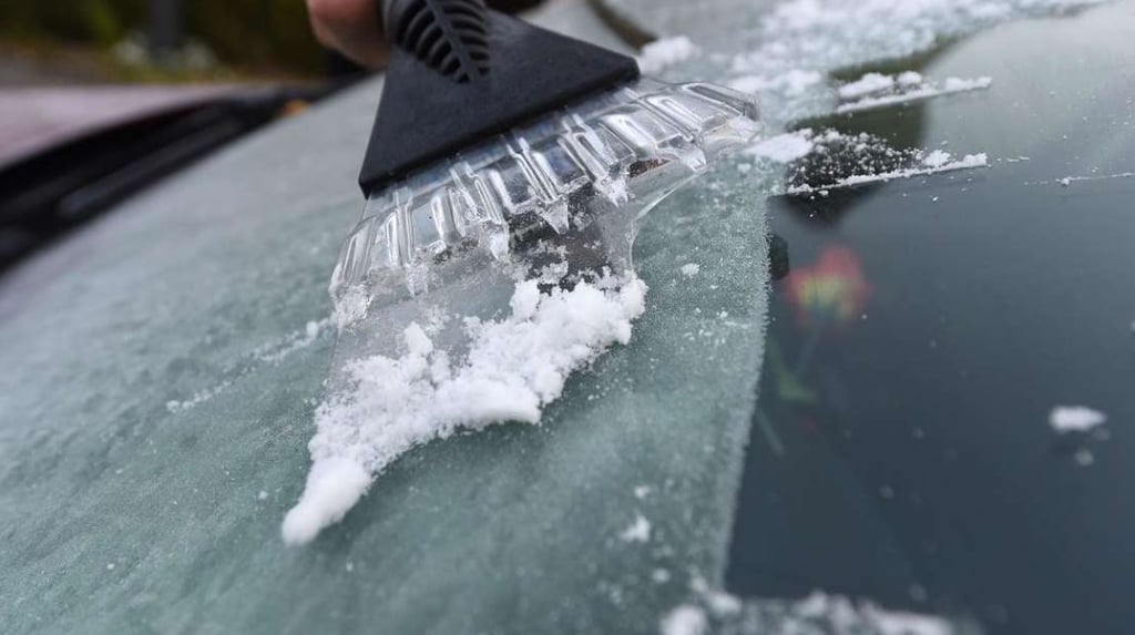 Jeden Winter werden Autofahrer wieder von Eis und Schnee überrascht. Wenn der Zeitdruck morgens zum Handeln drängt, aber keine Chemie zum Einsatz kommen soll, ist guter Rat meist teuer. Symbolbild: