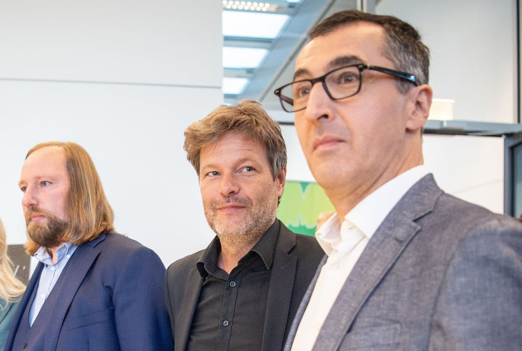 Der Grünen-Fraktionsvorsitzende Anton Hofreiter (l.) neben den designierten Bundesministern Robert Habeck (m.) und Cem Özedemir.