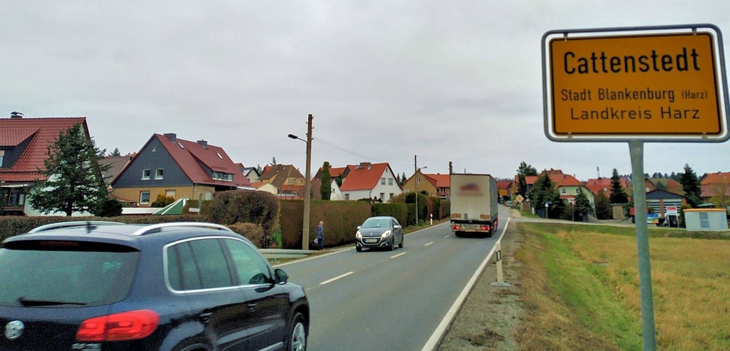 Vor allem am südlichen Ortseingang aus Richtung Oberharz treten viele Autofahrer auf der B81 zu spät auf die Bremse, bemängeln Cattenstedter. Einen Erziehungseffekt soll nun eine dauerhaft installierte Tempotafel bringen.