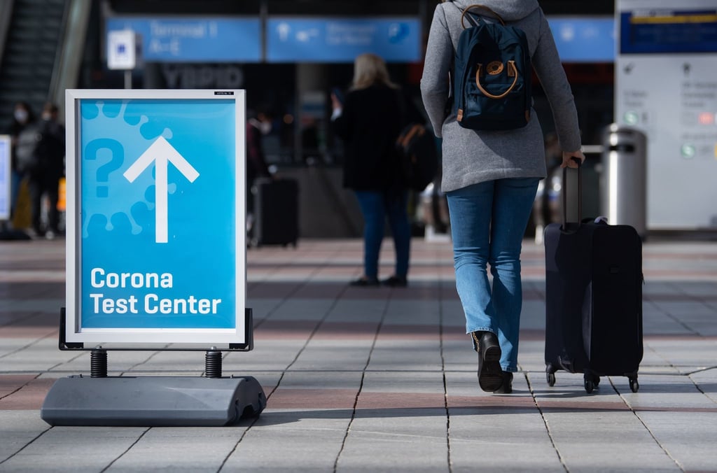 Ein Schild weist auf ein Corona-Testcenter am Flughafen München hin. (Symbolbild)