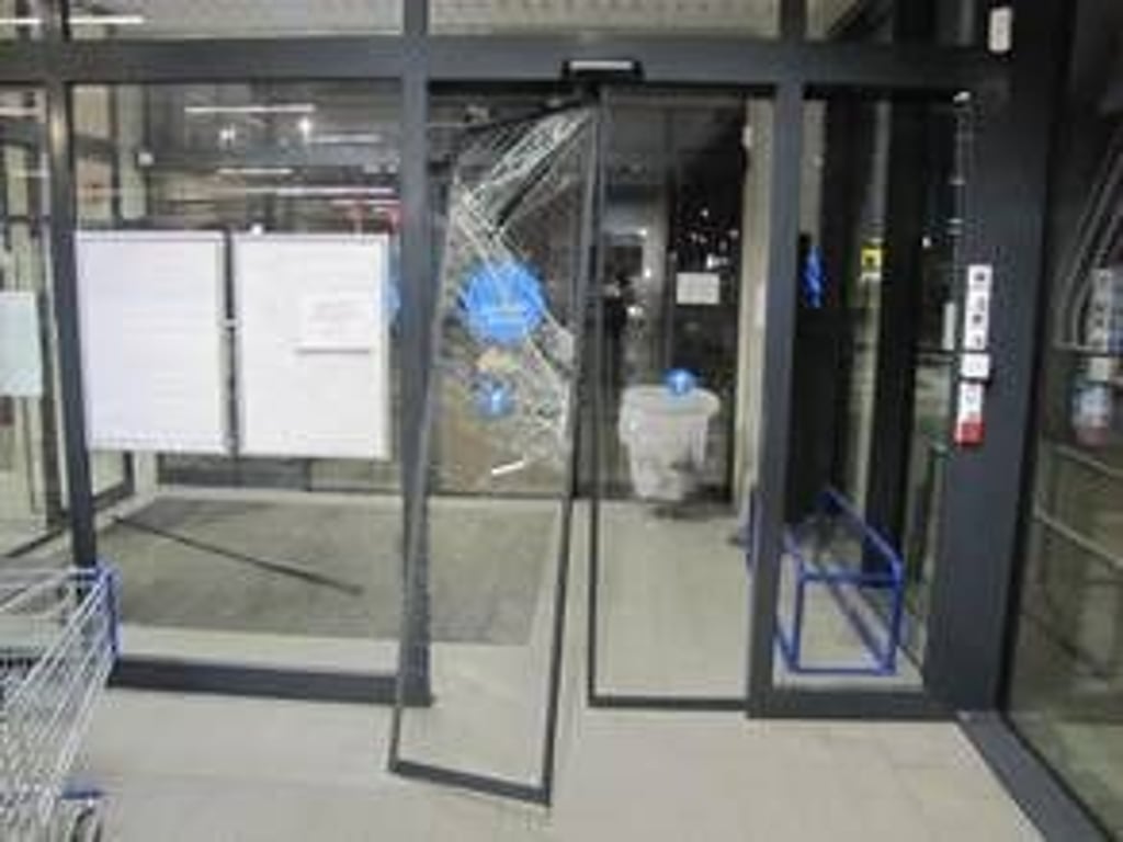 Die Tür der Aldi-Filiale in Stendal ging zu Bruch, als ein Maskenverweigerer dort randalierte. Foto: