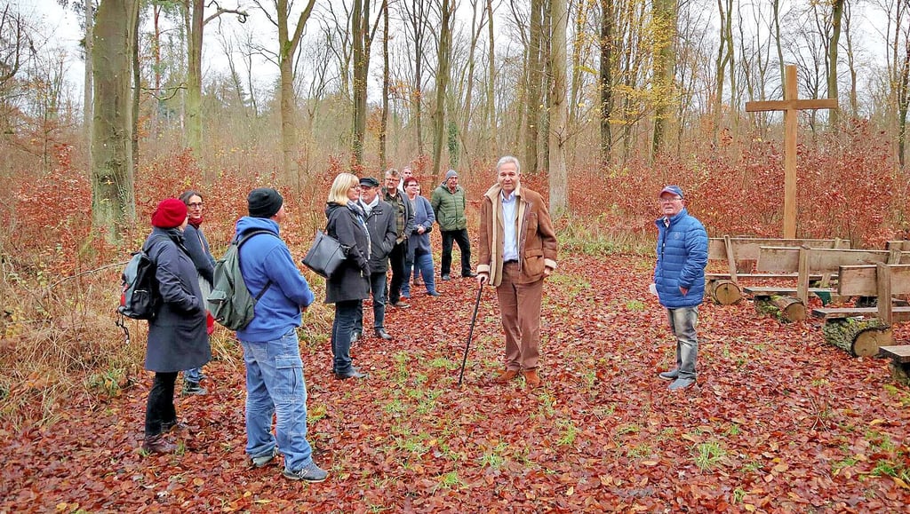 Der Vorsitzende des Todtenkopf-Vereins Roland Wierling (Mitte) zeigte den Mitgliedern der Lokalen Aktionsgruppe „Elb-Havel-Winkel“ den Friedwald in Waldfrieden.