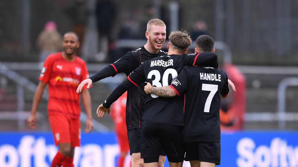 Viktoria Köln feiert seinen Torschützen Luca Marseiler im Heimspiel gegen den HFC.
