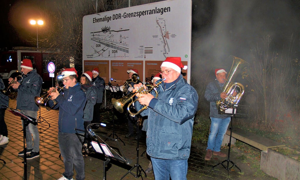 Die Breitenroder Blasmusikanten umrahmten das Baumanleuchten mit einem Weihnachtslied und zum Abschluss mit der Nationalhymne.