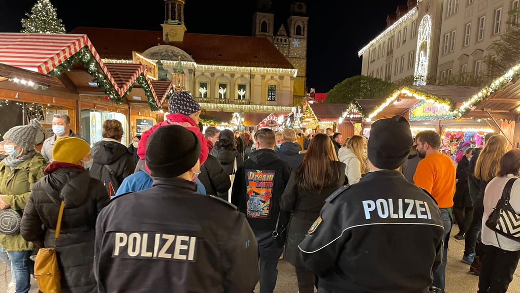 Kontrolle auf dem Weihnachtsmarkt Magdeburg zur Einhaltung der 2G-Regel. Die besucherströme sollen zudem entzerrt werden.