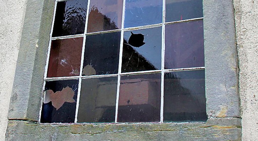 Unbekannte haben das Kirchenfenster der St.-Jacobi-Kirche in Everingen mit Steinen beschädigt.