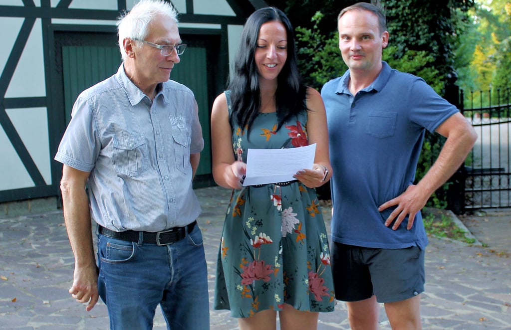 Die Initiatoren der Bürgerinitiative um Jörg und Christin Holuba (von links), hier mit ihrem Nachbarn Günter Martin, haben ihre Petition vergebens angeregt. Die über 700 Unterschriften sind rechtlich wirkungslos.