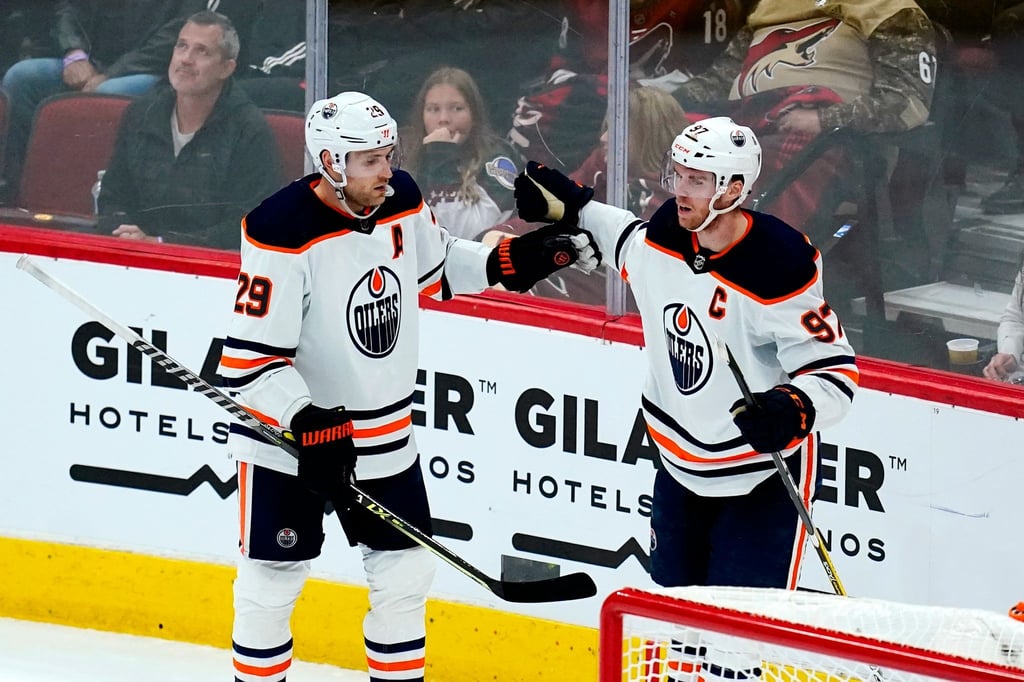 Leon Draisaitl (l) und Connor McDavid von den Edmonton Oilers feiern den Sieg gegen die Arizona Coyotes.