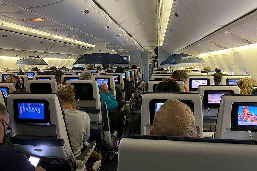 Die Passagiere der Flugzeuge aus Kapstadt mussten mehrere Stunden auf dem Rollfeld des Amsterdamer Flughafens Schipol warten, bis spezielle Tests wegen der neuen Variante durchgeführt werden konnten.