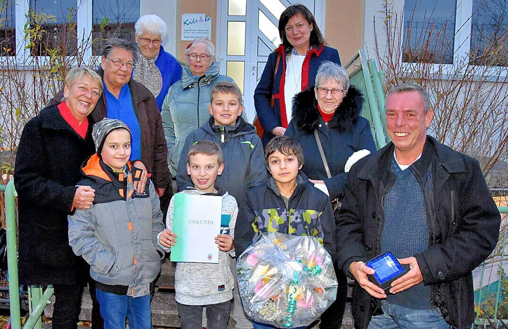 Seniorinnen der Volkssolidarität und Kinder treffen sich im Alltag: Selbst auf dem Foto bei der Preisübergabe wollten die Gäste von Kids & Co. zusammen zu sehen sein.