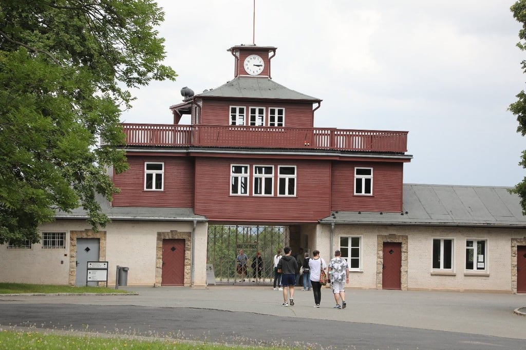 Der Haupteingang des ehemaligen Konzentrationslagers Buchenwald. Mitarbeiter der Gedenkstätte erhalten Hassmails und Beschimpfungen.