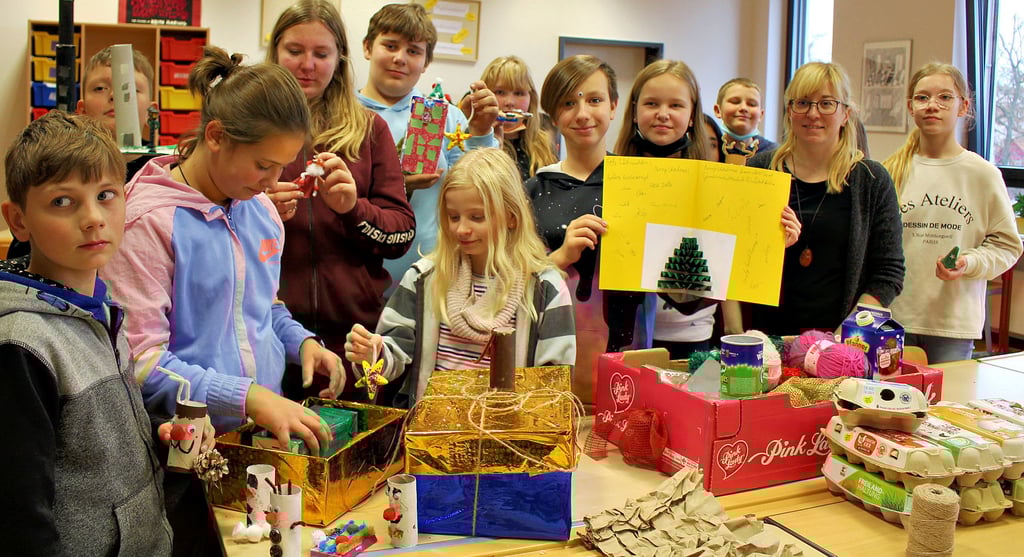 Unter Anleitung von Lehrerin Franka Krätsch (2. von rechts) hat die Klasse 5a allerhand Weihnachtsdekoration zum Verschicken an die Schüler in Estland und Ungarn gebastelt.