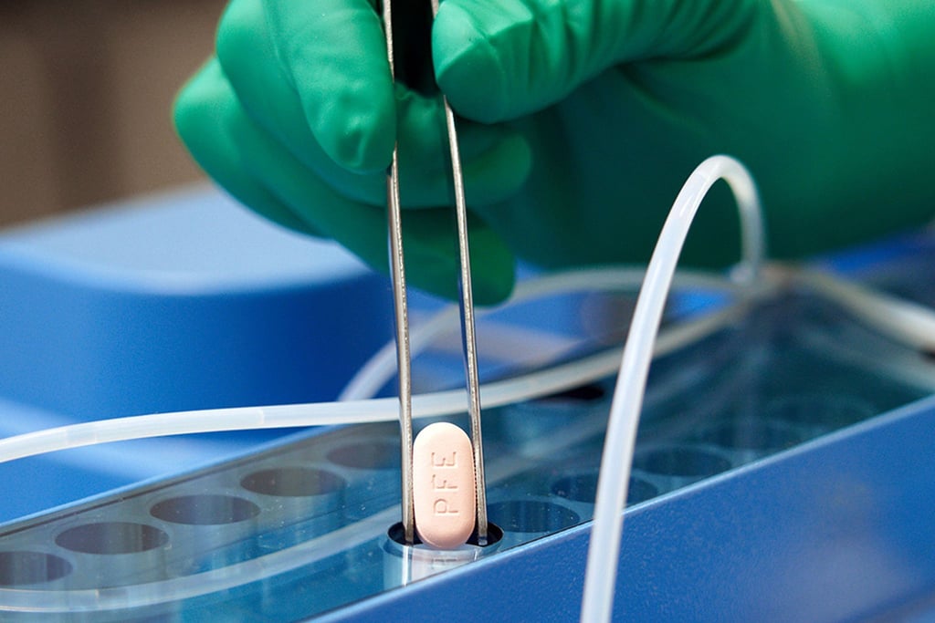 Dieses von Pfizer via AP zur Verfügung gestellte Bild zeigt die vom Unternehmen hergestellten Pillen gegen Covid-19.