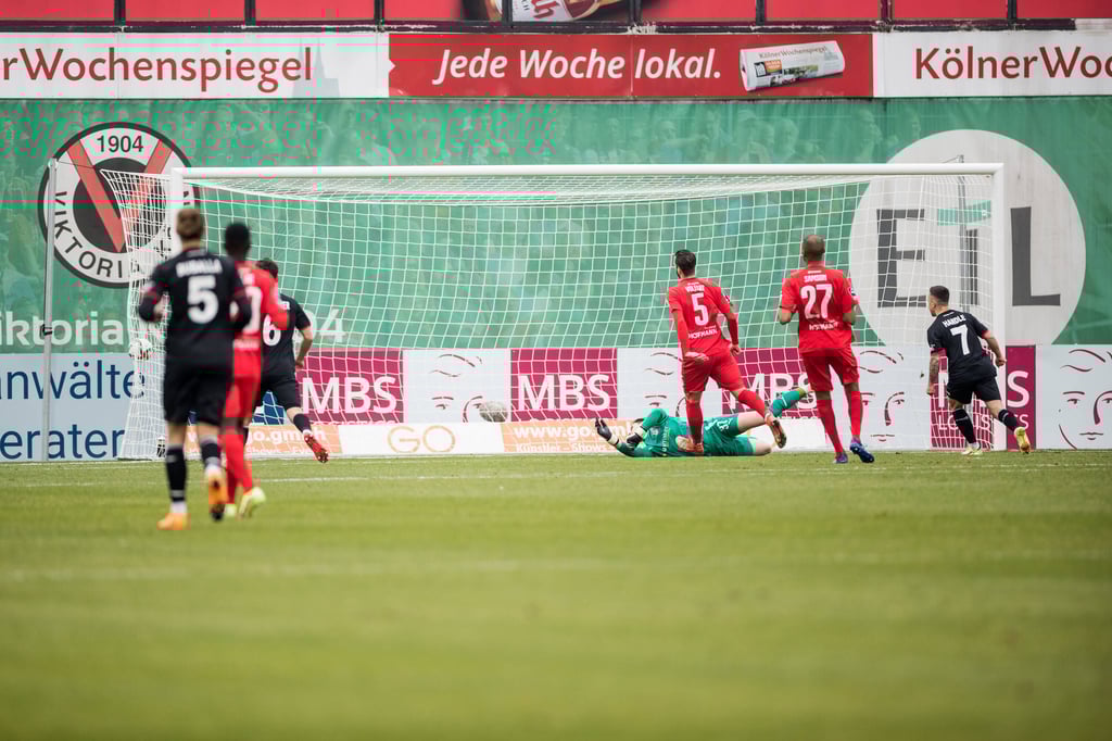 Der HFC kassiert das ganz frühe 0:1 bei Viktoria Köln.