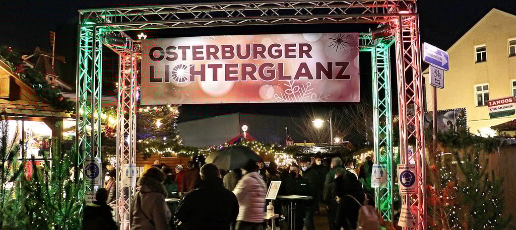Statt der angedachten zwei hatte der Weihnachtsmarkt in Osterburg einen zentralen Eingang. Mit Viruskontrolle.