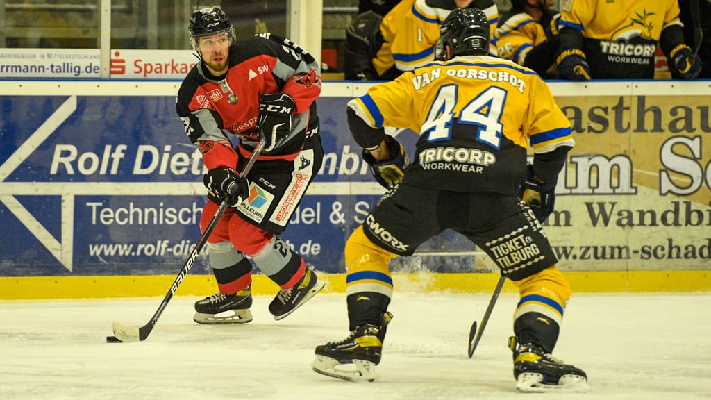 Auch Roman Pfennings (l.) traf für die Saale Bulls im Spitzenspiel gegen Tilburg.