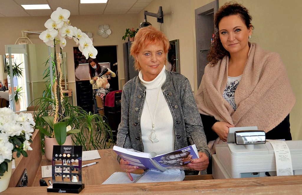 Barbara Stelmecke-Hebestadt ist bereit zur Übergabe der City-Haarmoden-Geschäfte an Tochter Nadine Unverzagt, hier im frisch renovierten Salon Hohenerxlebener Straße.