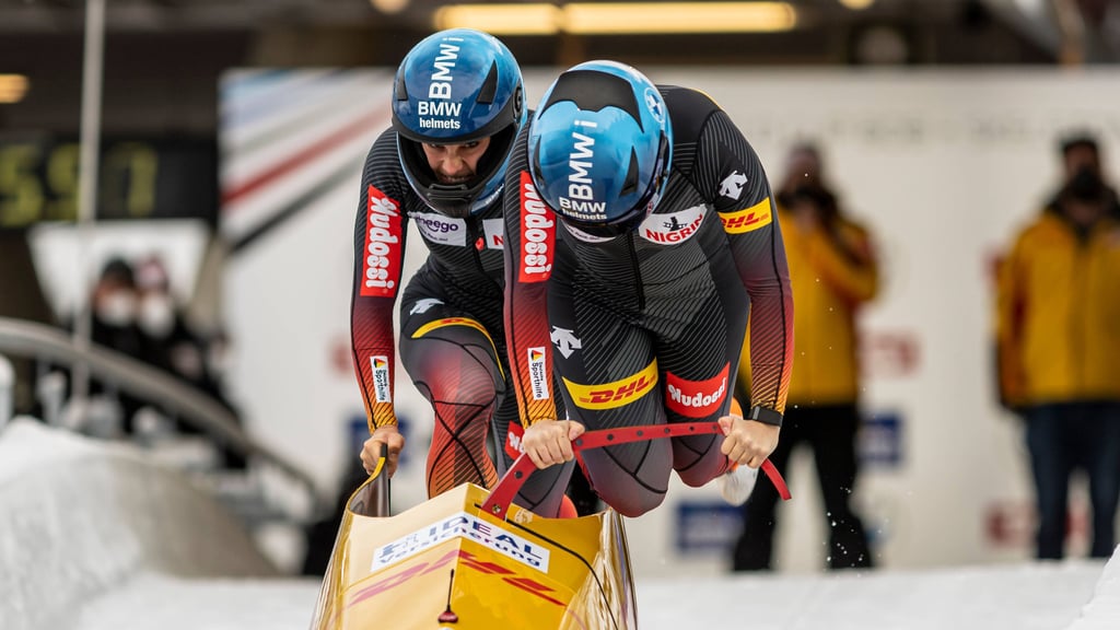 Kim Kalicki mit Anschieberin Leonie Fiebig beim Start im Eiskanal von Innsbruck-Igls.