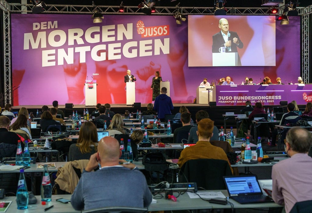 Kanzlerkandidat Olaf Scholz (M) spricht beim Bundeskongress der Jusos in Frankfurt.
