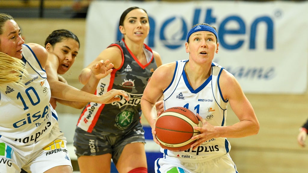 Halles Rachael Vanderwal (r.) zieht gegen Wasserburg zum Korb.