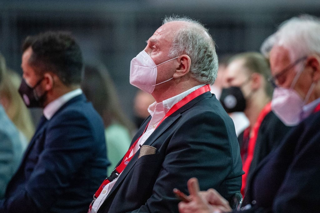 Bayern Münchens Ehrenpräsident Uli Hoeneß verfolgt die Jahreshauptversammlung.