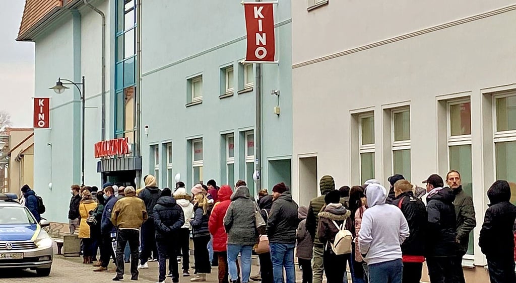 Vor dem Uppstall-Kino in Stendal war der Andrang für die Corona-Impfungen groß. Die Schlange der Wartenden hat sich bis in die Breite Straße gezogen.