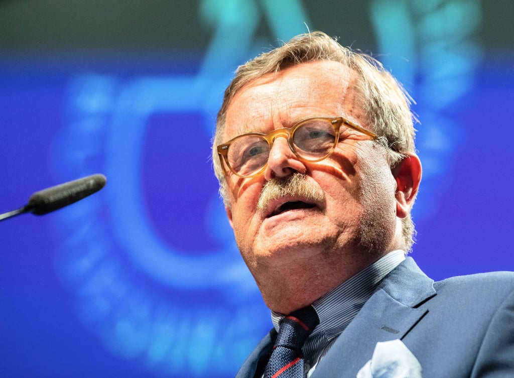 Frank Ulrich Montgomery, Präsident der Bundesärztekammer und des Deutschen Ärztetages, steht auf einem Podium. (Archivbild)