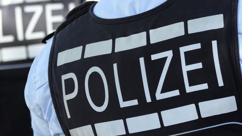 Zwei Männer haben sich in Magdeburg als Polizisten ausgegeben und einen älteren Mann bestohlen. Symbolbild:
