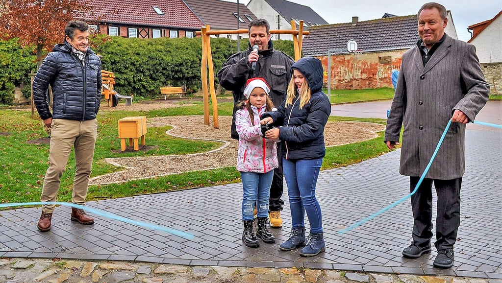 Ralf Sacher (von links), Helfge Szameitpreuß sowie Fiona Kramer, Josie Klinder und Thomas Kluge beim Scherenschnitt zur Freigabe des Spielplatzes in Domersleben.