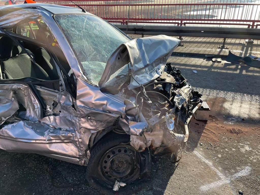Der Nissan soll nach ersten Erkenntnissen auf der glatten Fahrbahn ins Schleudern gekommen sein.