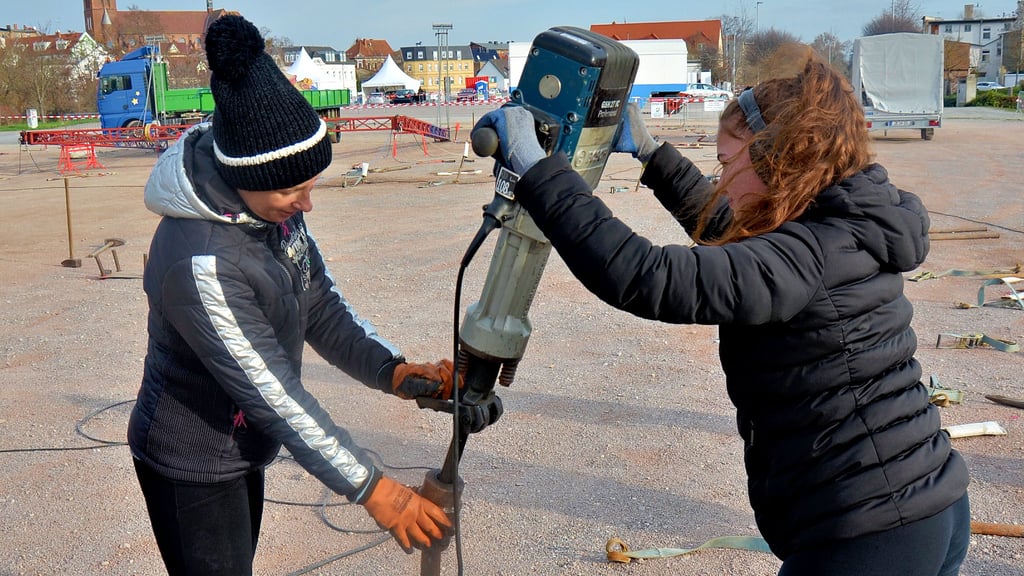 Hart sind die Zeiten vor allem auch für Zirkusleute. Da ist die Arbeit mit dem Ramm-Hammer beim Setzen der Zelt-Anker fast noch eine der leichteren Übungen. Jessika Petrache-Probst und auch ihre Tochter Lee-Ann können zupacken.