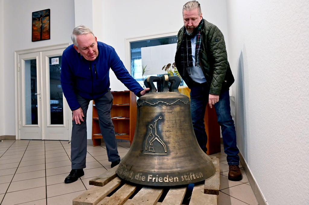Roland Fehringer und Sören Wilmerstaedt begutachten die neue Friedensglocke der Magdeburger Matthäusgemeinde.