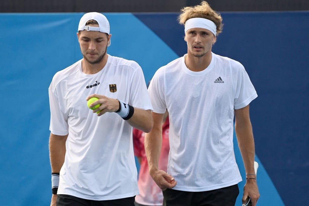Jan-Lennard Struff (l) und Alexander Zverev.
