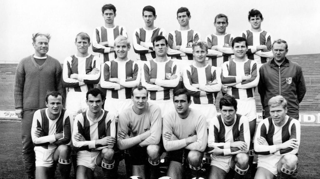 Torwart Hans-Georg Moldenhauer (unten, Dritter von links) 1970 im Trikot seines 1. FC Magdeburg.