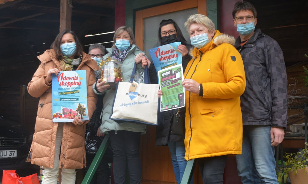Burger Händler und Mitarbeiter der Stadtverwaltung werben für den lebendigen Adventskalender und das Adventsshopping.
