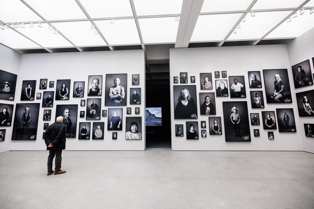 Die Ausstellung "Shirin Neshat. Living in one land, dreaming in another" ist in der Pinakothek der Moderne bis zum 24.04.2022 zu sehen.