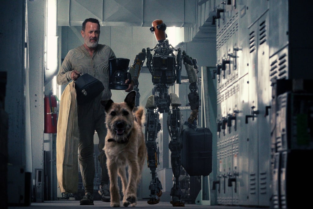 Finch (Tom Hanks), Jeff der Roboter (Caleb Landry Jones) und ein Hund in einer Szene des Films „Finch“.