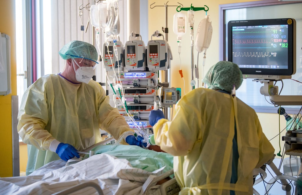 Intensivpfleger versorgen einen schwer an Covid-19 erkrankten Patienten auf der Corona-Intensivstation im Universitätsklinikum in Halle.