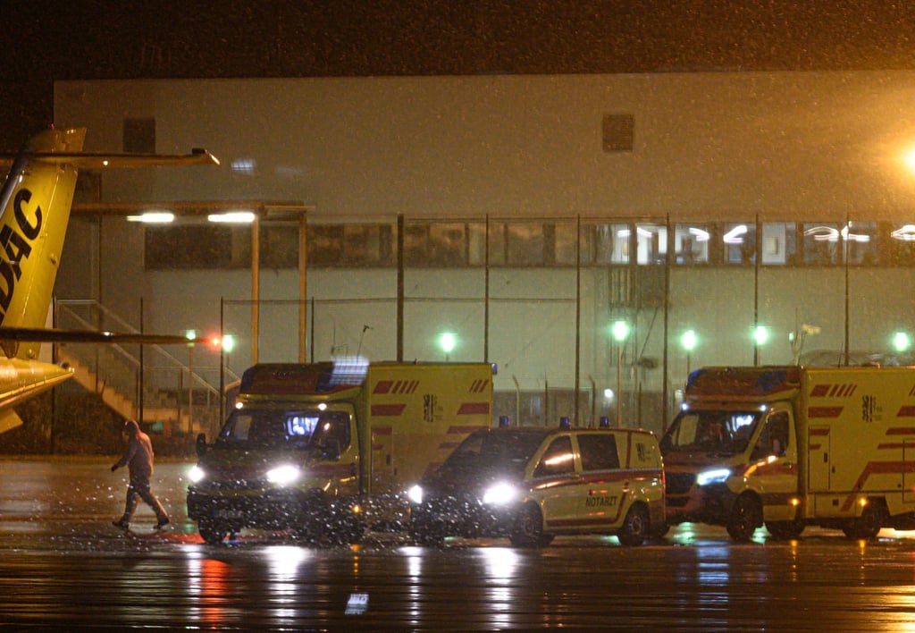 Zwei Rettungswagen mit Corona-Patienten, die nach Bremen ausgeflogen werden, stehen in der Nacht auf dem Flufhafen Dresden International.