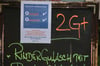 Ein Aufsteller mit dem Hinweis auf 2G plus steht vor einem Restaurant in Quedlinburg.