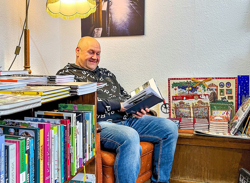 Michael Karger blättert in seinem Bildband.