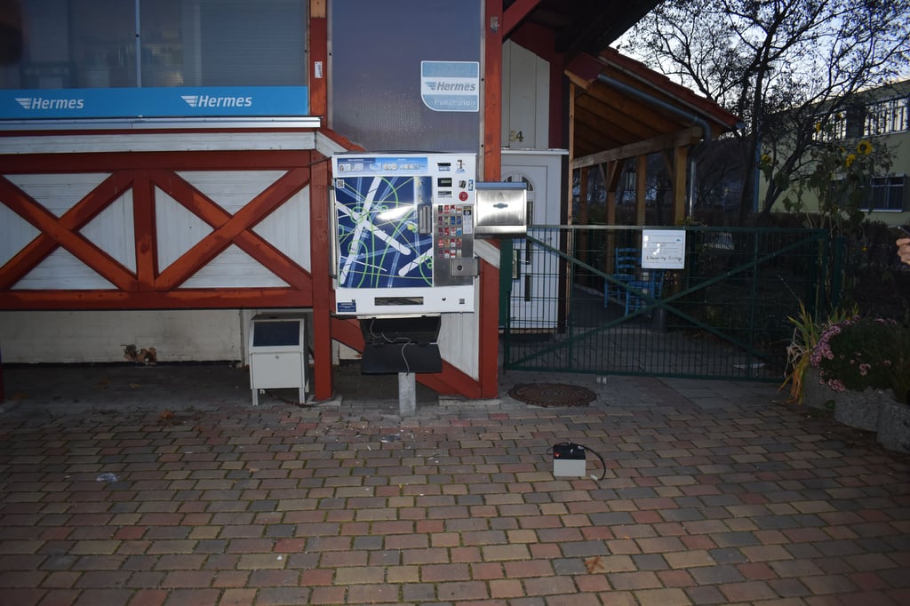Unbekannte versuchten einen Zigaretteautomaten zu sprengen.